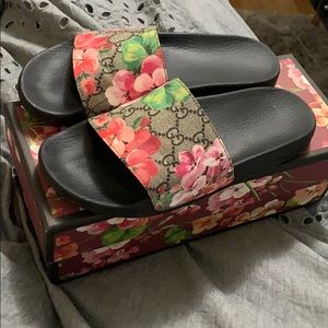 Gucci bloom slides